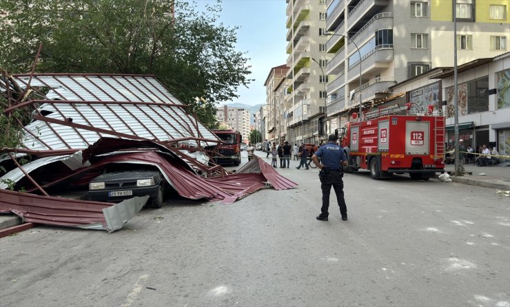 Muş'ta çatıdan kopan sac parçaları 3 araca hasar verdi