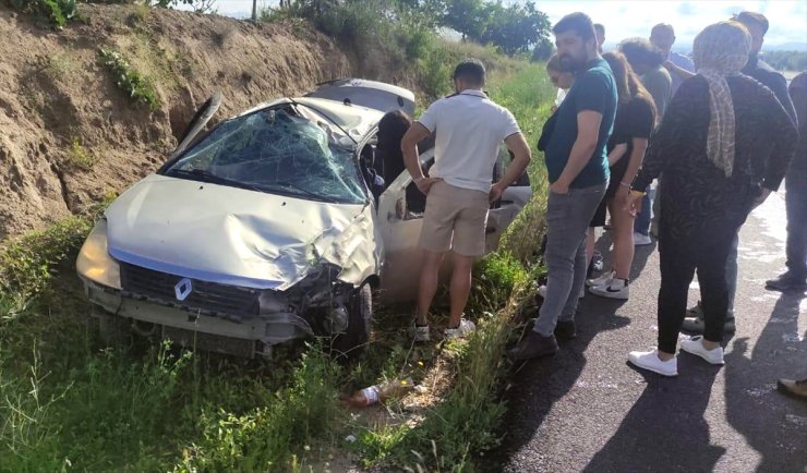 Nevşehir'de otomobil devrildi, YKS'ye girecek öğrencinin de arasında bulunduğu 4 kişi yaralandı