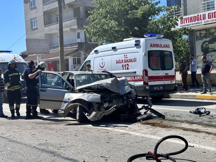 Tekirdağ'da otomobil ile yolcu minibüsü çarpıştı, 5 kişi yaralandı