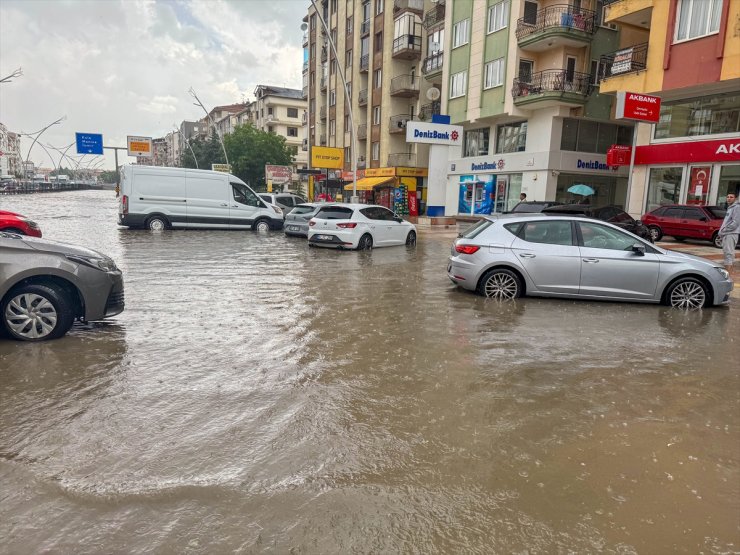 Uşak'ta sağanak ve dolu etkili oldu