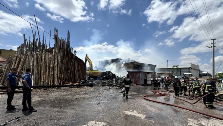 Aksaray'da kereste deposunda çıkan yangın hasara neden oldu