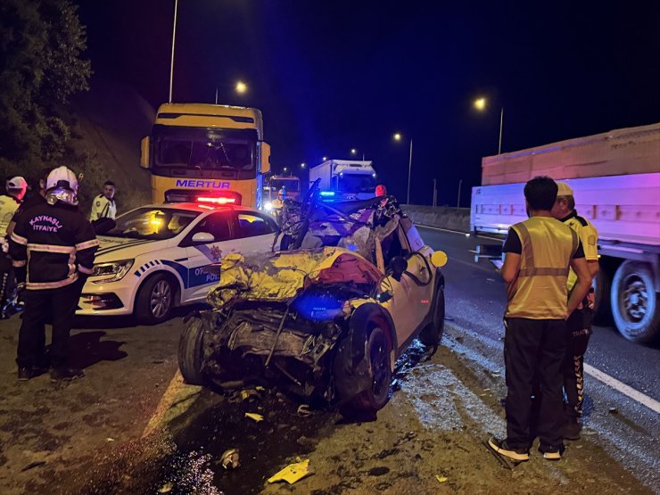 Anadolu Otoyolu'nda kamyona çarpan otomobilin sürücüsü öldü