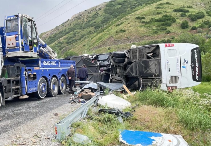 GÜNCELLEME - Bitlis'te otobüs ile kamyonun çarpışması sonucu 2 kişi öldü, 30 kişi yaralandı