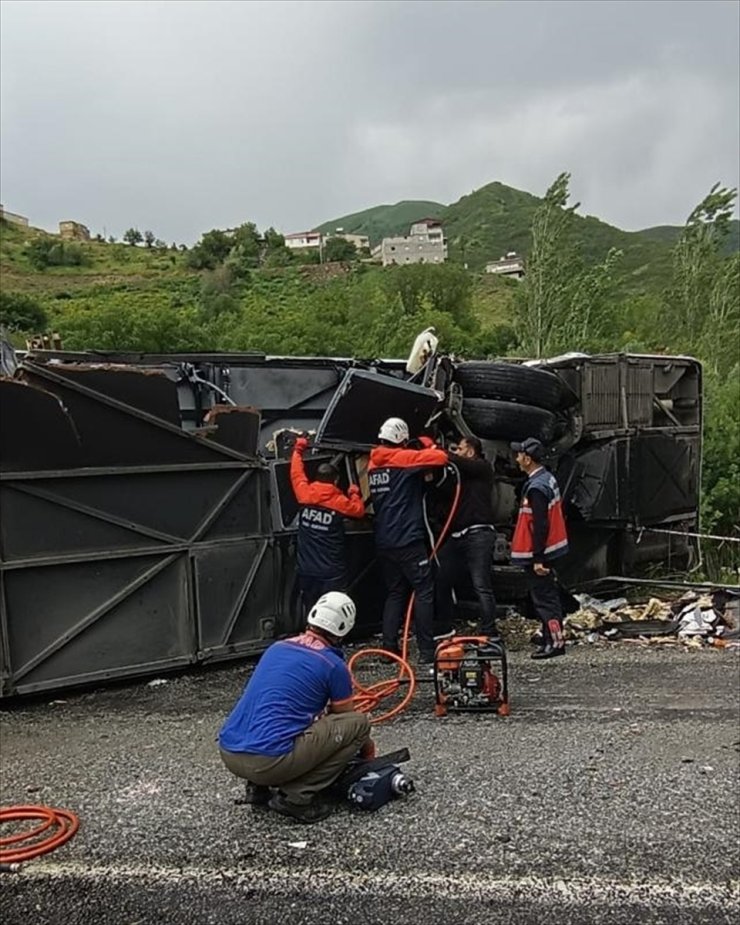 Bitlis'te otobüs ile tırın çarpışması sonucu 2 kişi öldü, 30 kişi yaralandı