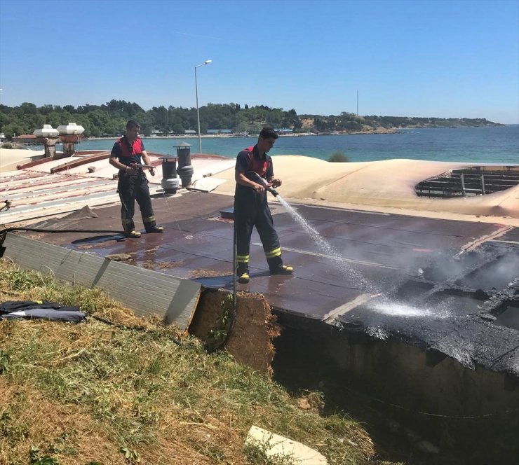 Çanakkale'de bir kafe çıkan yangında hasar gördü