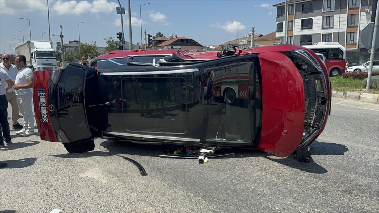 Düzce'de yolcu midibüsü ile SUV aracın çarpıştığı kazada 5 kişi yaralandı