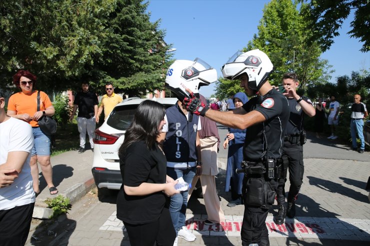 Edirne'de sınav giriş belgesini unutan öğrenciyi YKS'ye Yunus Timi polisleri yetiştirdi