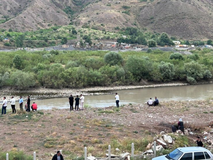 Murat Nehri'nde kaybolan çocuğu arama çalışmaları sürüyor