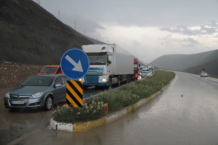 GÜNCELLEME - Heyelan nedeniyle kapanan Erzincan-Sivas kara yolu ulaşıma açıldı