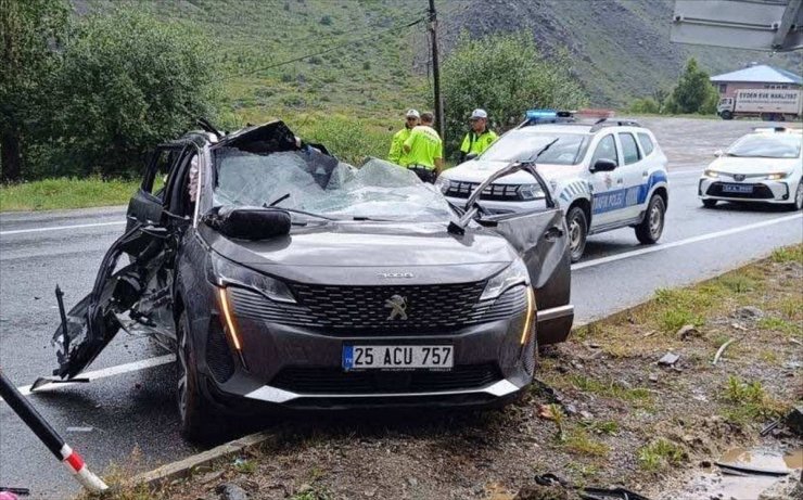 Erzincan'da takla atan otomobildeki 1 kişi öldü, 2 kişi yaralandı