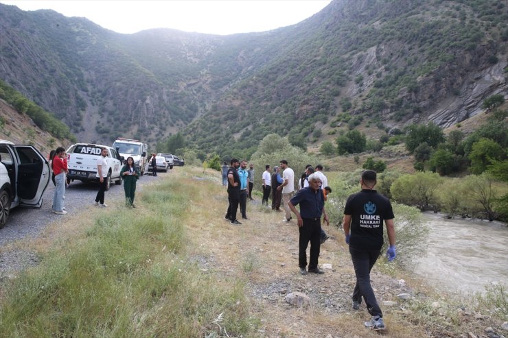 Hakkari'de Zap Suyu'na devrilen otomobildeki polis ve eşi yaralandı