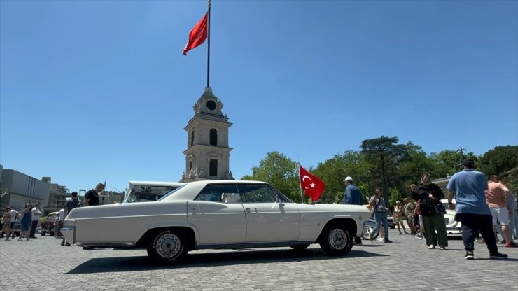 Klasik otomobil tutkunları Beyoğlu'nda buluştu