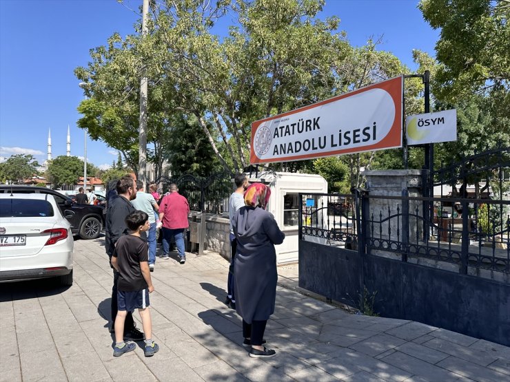 Konya ve çevre illerde YKS'de Alan Yeterlilik Testleri oturumu başladı