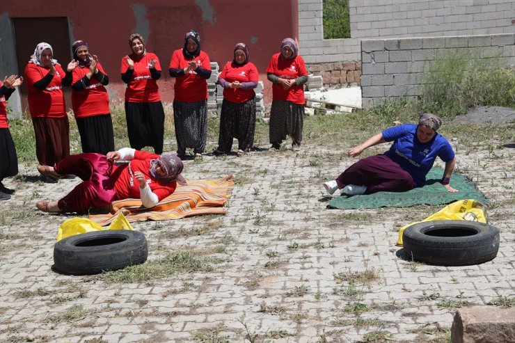 Nevşehir'de köylü kadınlar kurdukları yarış parkurunda eğleniyor