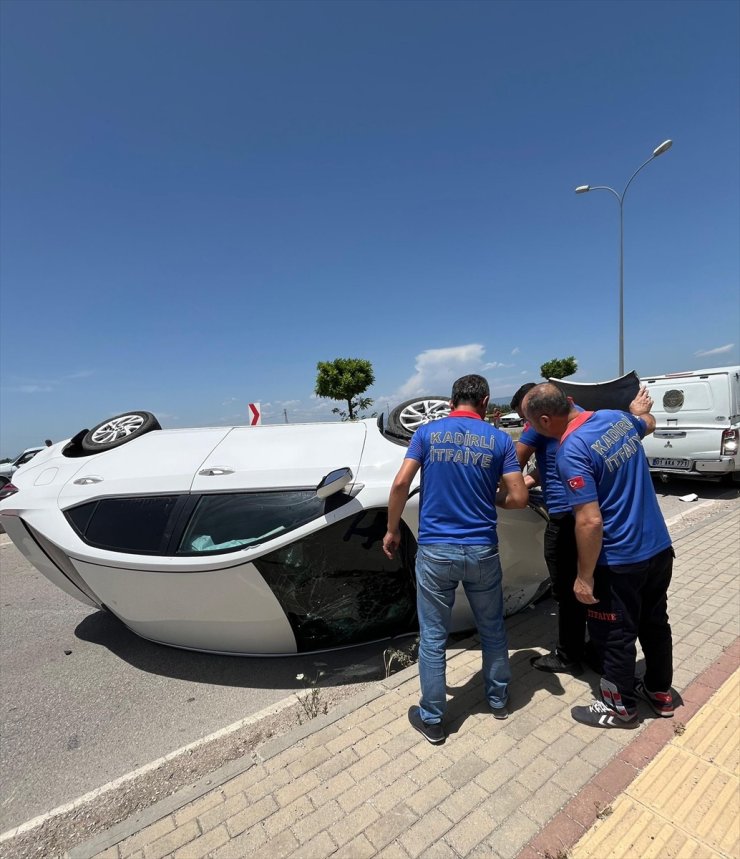 Osmaniye'de takla atan otomobilin sürücüsü ve çarptığı işçi yaralandı