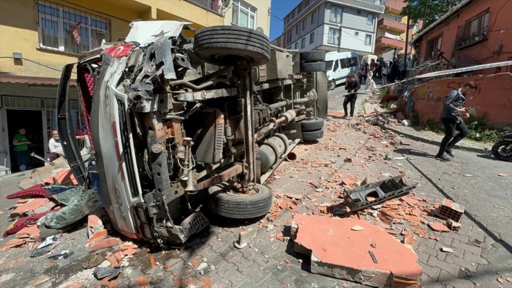 Şişli'de kontrolden çıkan nakliye kamyoneti eve çarptıktan sonra devrildi