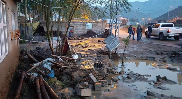 Van Valisi Balcı, selden etkilenen kırsal mahallede inceleme yaptı