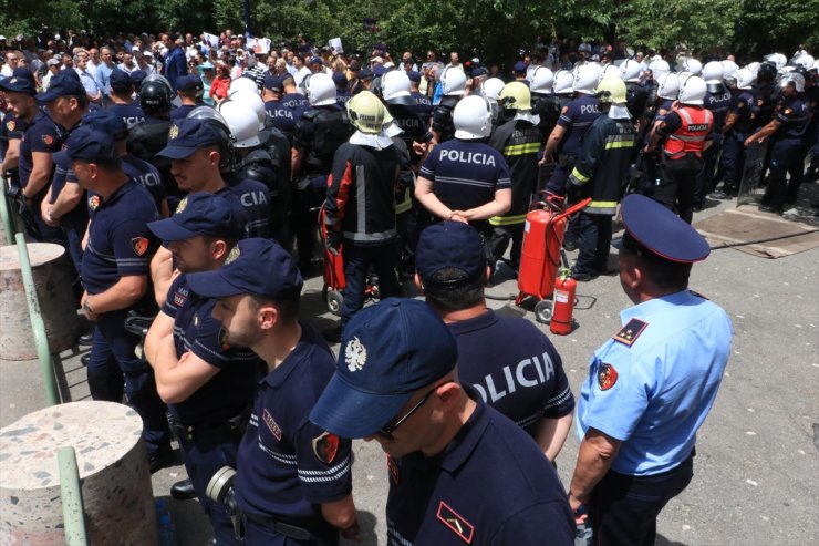 Arnavutluk'ta Tiran Belediye Başkanı Veliaj'ın istifasını isteyen protestolar devam ediyor