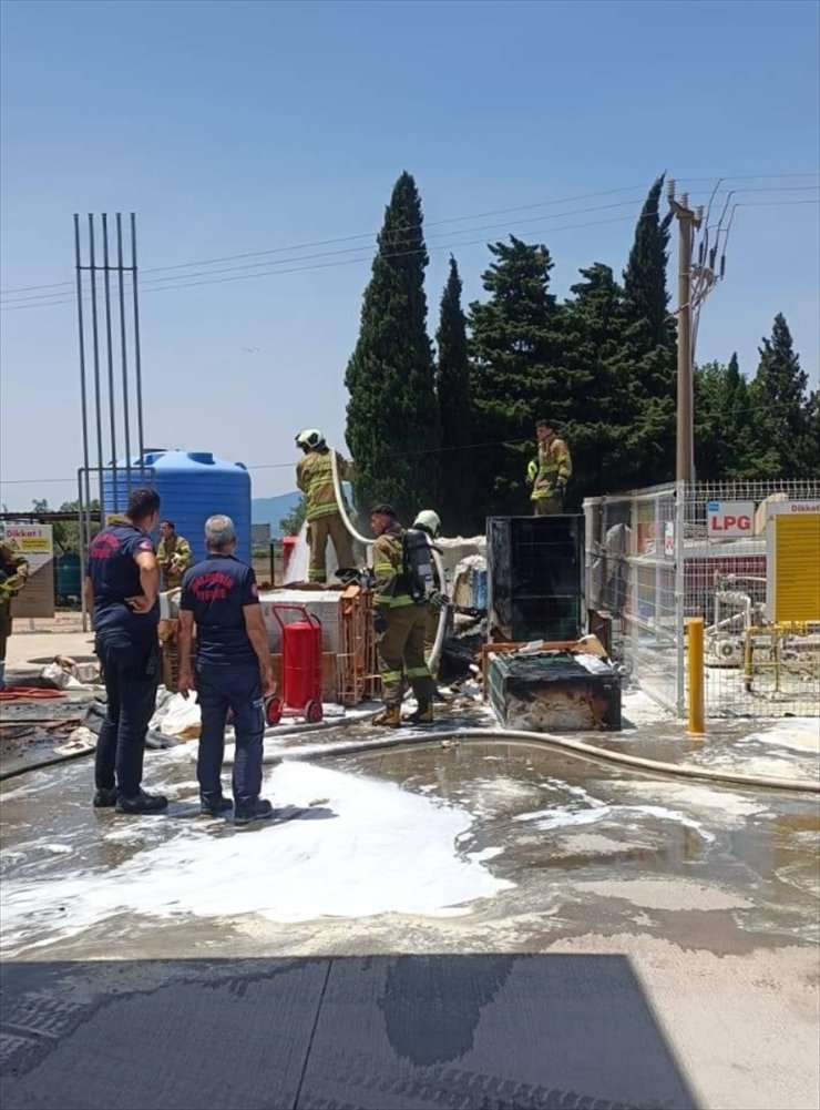 Balıkesir'de tadilattaki akaryakıt istasyonunda çıkan yangında 2 görevli yaralandı