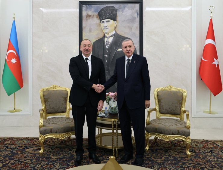 Cumhurbaşkanı Erdoğan, Azerbaycan Cumhurbaşkanı Aliyev'i havalimanında karşıladı