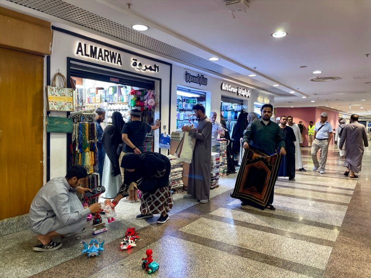 Hacı adaylarından hediyelik eşya alışverişi