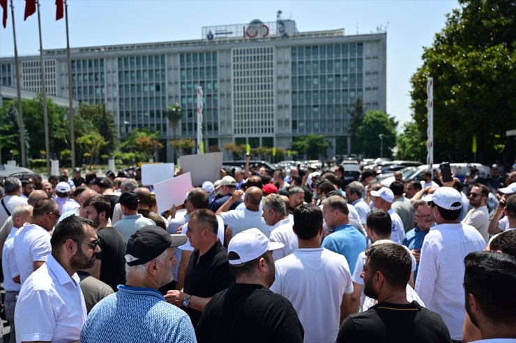 İETT'ye bağlı özel halk otobüsü sahiplerinden İBB binası önünde protesto