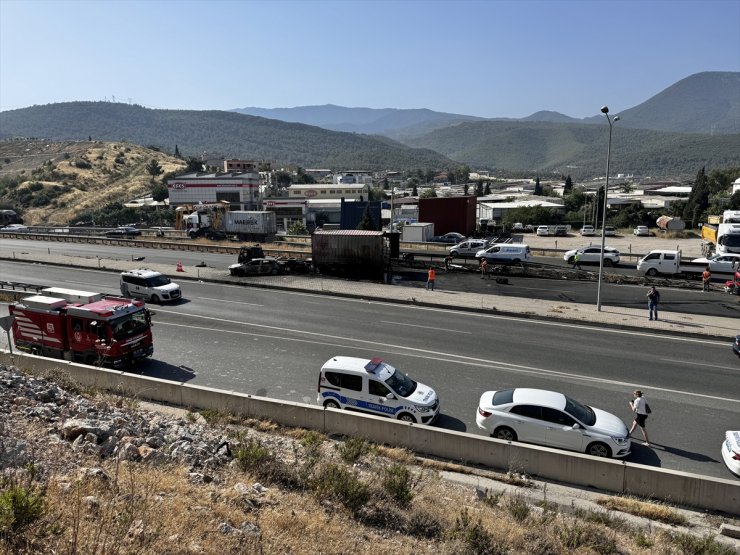 İzmir'de tır, minibüs ve otomobilin çarpışarak yanması sonucu 5 kişi yaralandı