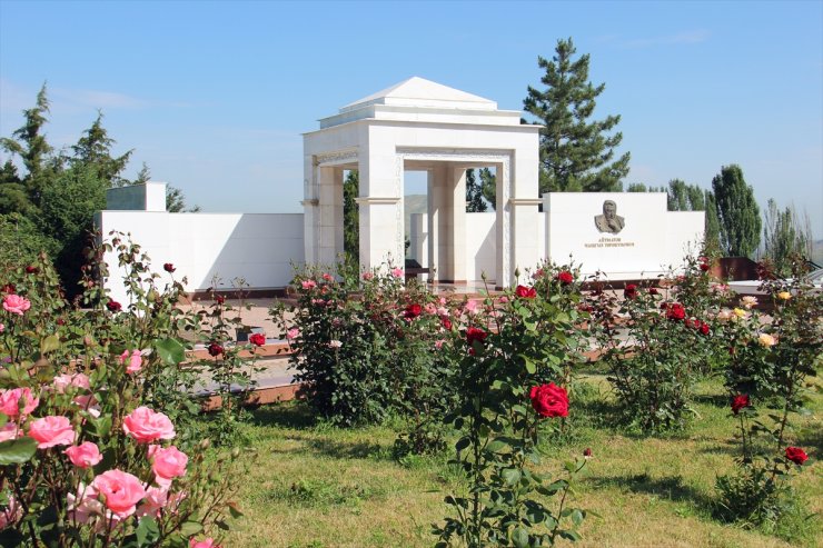 Kırgız yazar Cengiz Aytmatov, Bişkek'teki mezarı başında anıldı