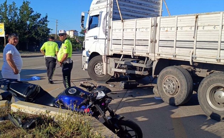 Kırıkkale'de kamyonla çarpışan motosikletteki 2 kişi ağır yaralandı