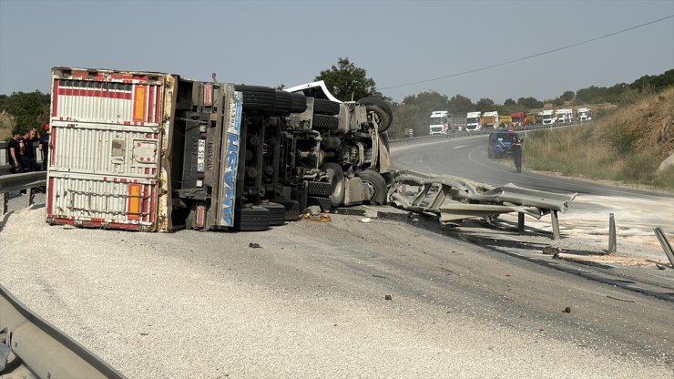 Kırklareli'nde tırın devrilmesi sonucu 1 kişi öldü, 1 kişi yaralandı