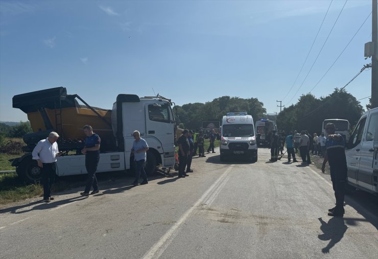 Kocaeli'de tır ile servis minibüsünün çarpıştığı kazada 12 kişi yaralandı