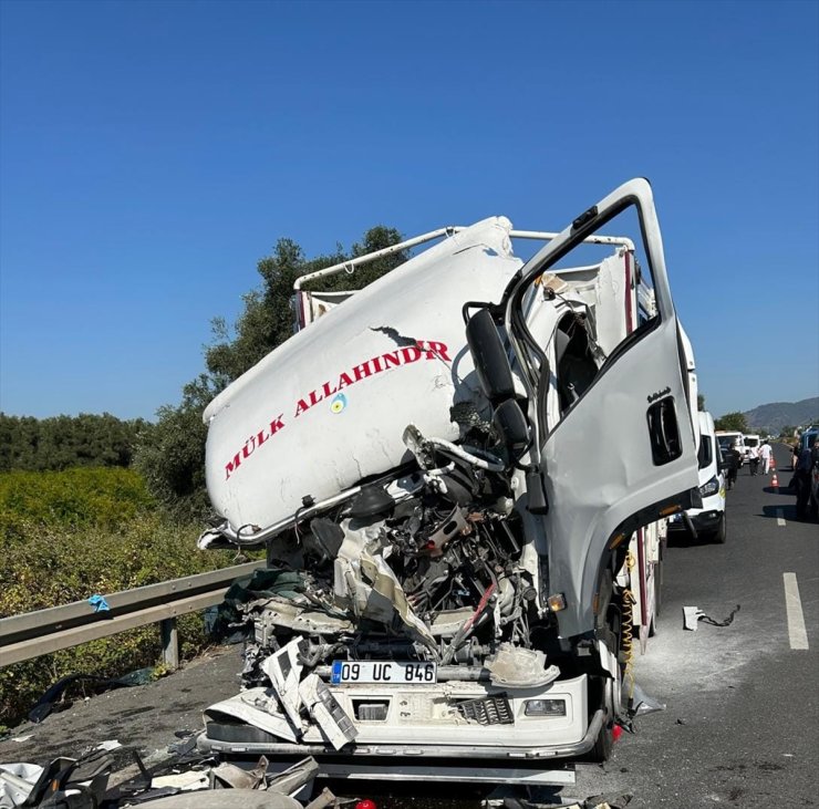 Muğla'da kamyonetin tıra arkadan çarpması sonucu 2 kişi öldü