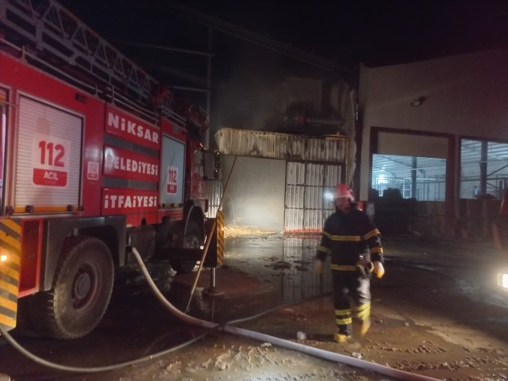 Tokat'ta kereste ve kontrplak fabrikasında çıkan yangın söndürüldü