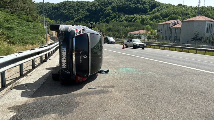 Anadolu Otoyolu'nda devrilen otomobildeki anne ve oğlu yaralandı