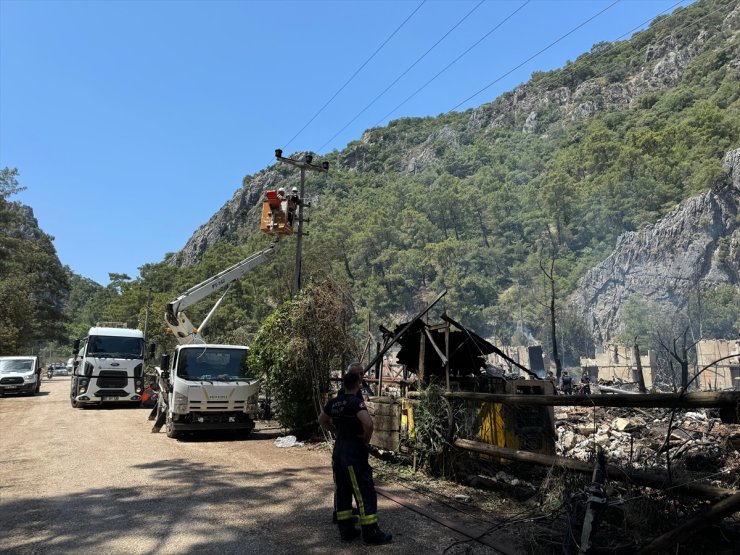 GÜNCELLEME - Antalya'da tatil amaçlı kullanılan bungalov evler yandı