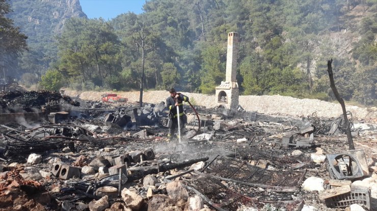 Antalya'da tatil amaçlı kullanılan bungalov evler yandı