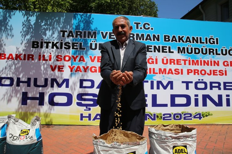 Diyarbakır'da yüzde 75 hibe ile çiftçilere soya ile ayçiçeği tohumu dağıtıldı