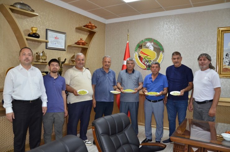 Gaziantep'te yılın ilk mahsulü Antep fıstığını ticaret borsasına getiren çiftçiye ödül