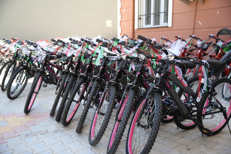 Hatay'da 42 yetim öğrenciye bisiklet hediye edildi