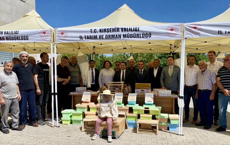 Kırşehir'de bal verimini artırmak için üreticilere ana arı dağıtıldı