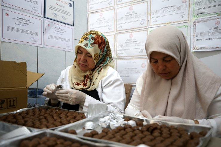 Kooperatif kuran kadınlar 60 çeşit çikolata üretiyor
