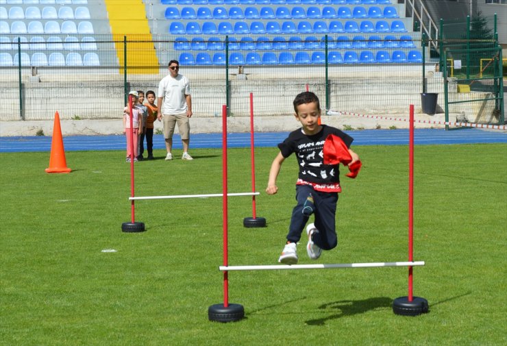 Kütahya'da öğrenciler stadyumda geleneksel çocuk oyunlarıyla buluşturuldu