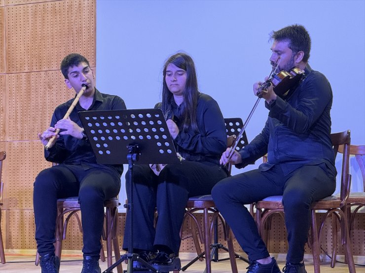 Lise öğrencileri ve babaları Kasımpaşa Mevlevihane'sinde konser verdi