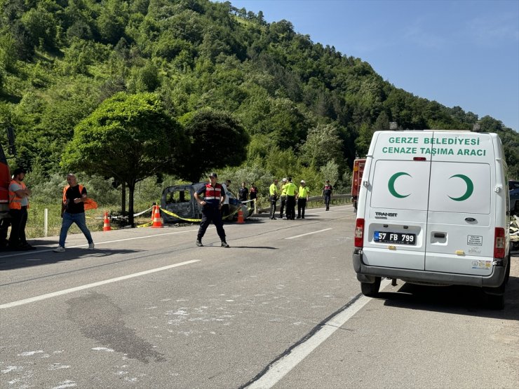 Sinop'ta otomobille sağlık personelinin bulunduğu araç çarpıştı, 3 kişi öldü, 3 kişi yaralandı