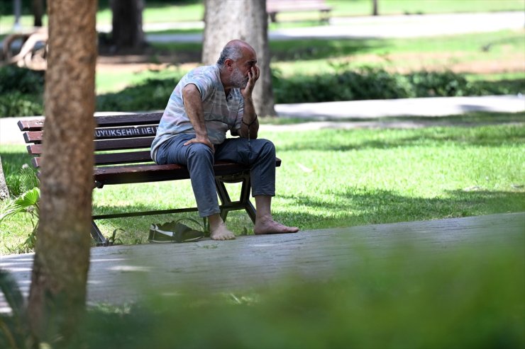 Doğu Akdeniz'de mevsim normalleri üstünde seyreden sıcak hava vatandaşları bunaltıyor