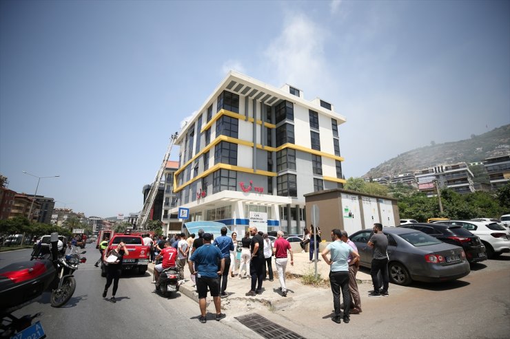 Alanya'da bir hukuk bürosu yandı