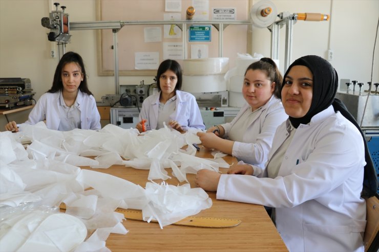 Amasya'da meslek lisesi öğrencileri tek kullanımlık terlik üretiyor