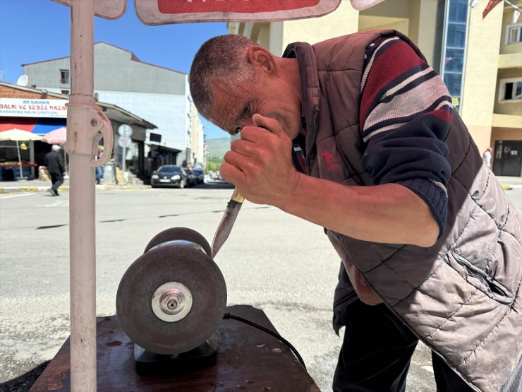 Ardahan'da bıçak ustaları, seyyar tezgahlarda Kurban Bayramı mesaisine başladı