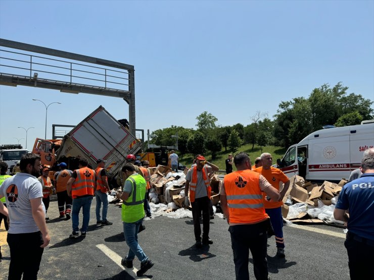 GÜNCELLEME - Büyükçekmece'de kamyonun KGM aracına çarpması sonucu 2 sürücü yaralandı