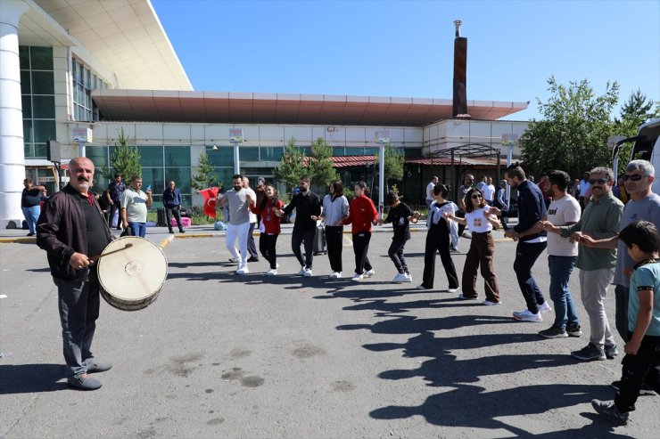 Dünya Muaythai Şampiyonası ikincisi Sibel Oruç, Ağrı'da halaylarla karşılandı